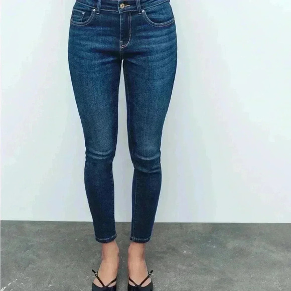 NWT ZARA • Mid Rise Dark Wash The Skinny Jean Sz 6 - Picture 1 of 9